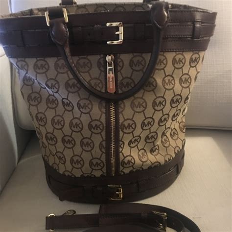 Michael kors Signature Kingsbury Bucket Tote 